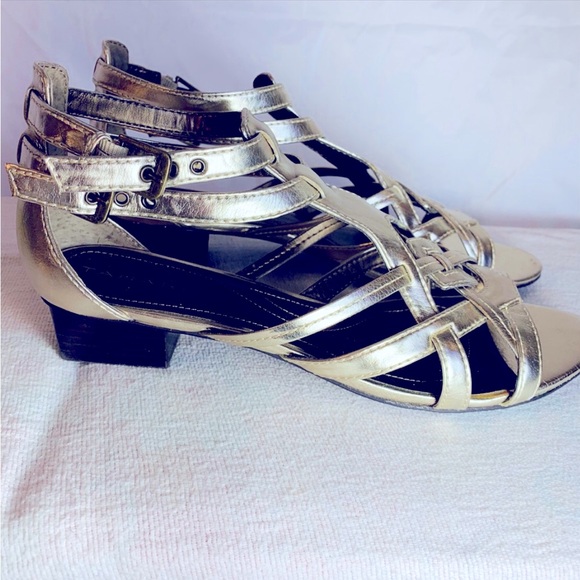 TAHARI Sandals. 9.5 - Picture 4 of 8